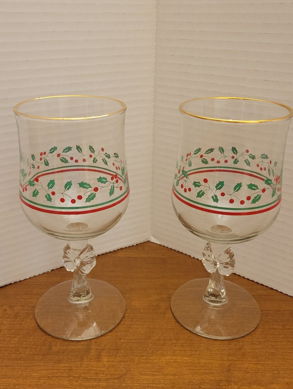 Set of 2 Libby Holly Berry Wine Glasses with Bows on Stem